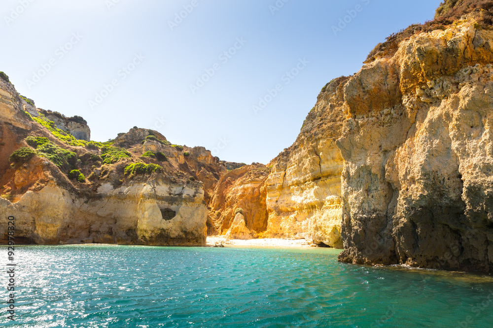 Fototapeta premium Beautiful ocean with rocku cliffs