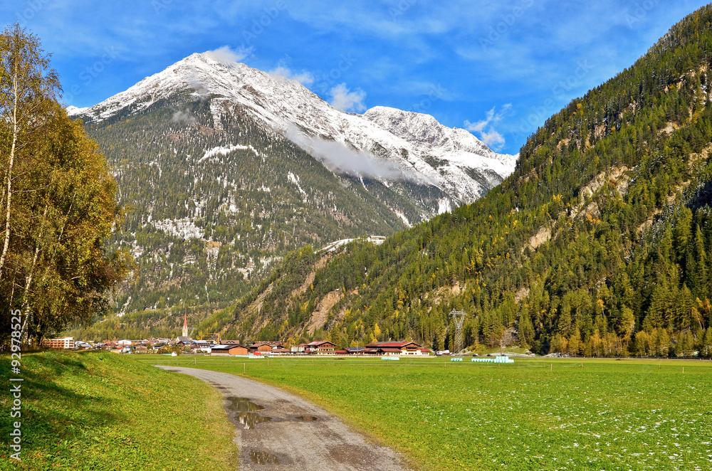 Längenfeld im Ötztal mit Blick auf Gipfel der Oetztaler Alpen, Tirol Österreich Europa Längenfeld im Ötztal mit Blick auf Gipfel der Oetztaler Alpen, Tirol Österreich Europa