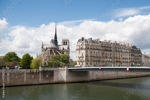 Paisaje del rio Sena a su paso por el barrio de Saint Michel en París