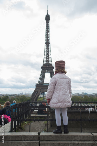 Niña observando la Torre Eiffel