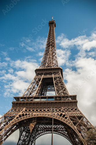 Torre Eiffel bajo un cielo azul © ralamst