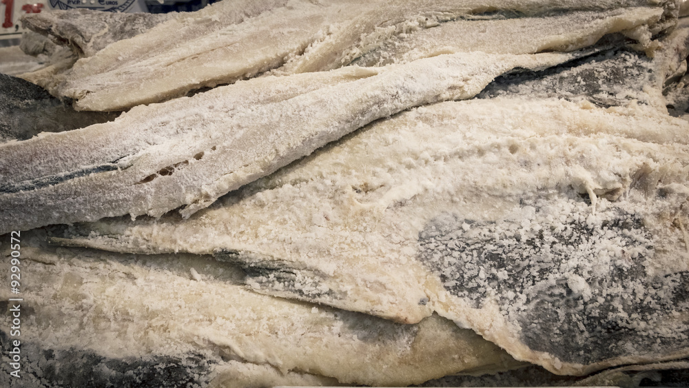 Bacalao a la venta en el mercado. Bacalao salado.