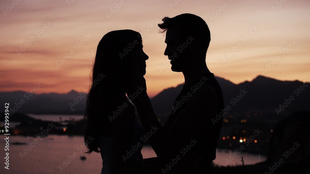 pareja besándose en puesta de sol paisaje costero puerto de Mazarrón Murcia España