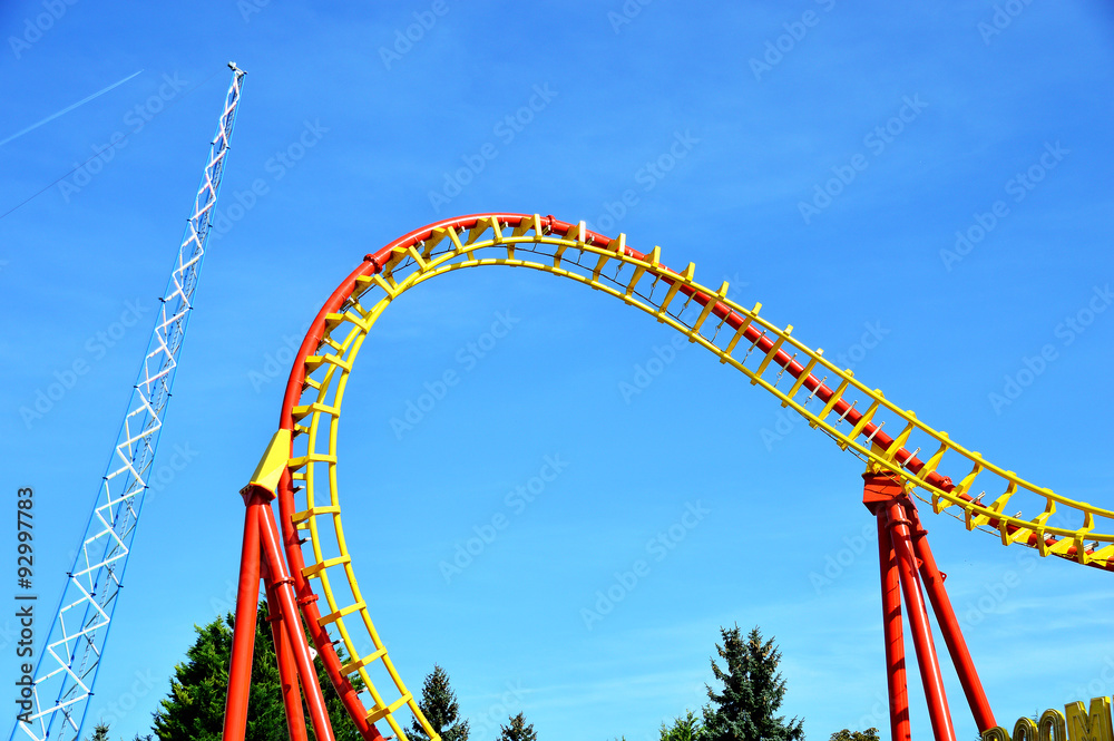 Spiralförmige Schiene einer Achterbahn