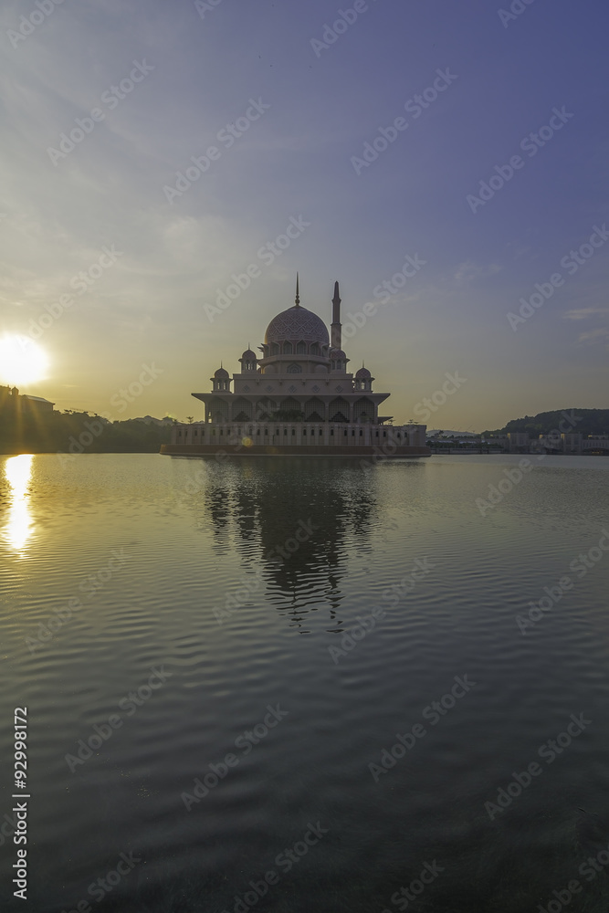 Obraz premium Putrajaya Mosque in morning glow sunrise