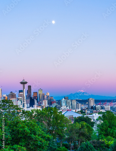Seattle skyline with Mount Rainier in the background during sunset.