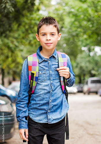 Niño va a la escuela con su mochila