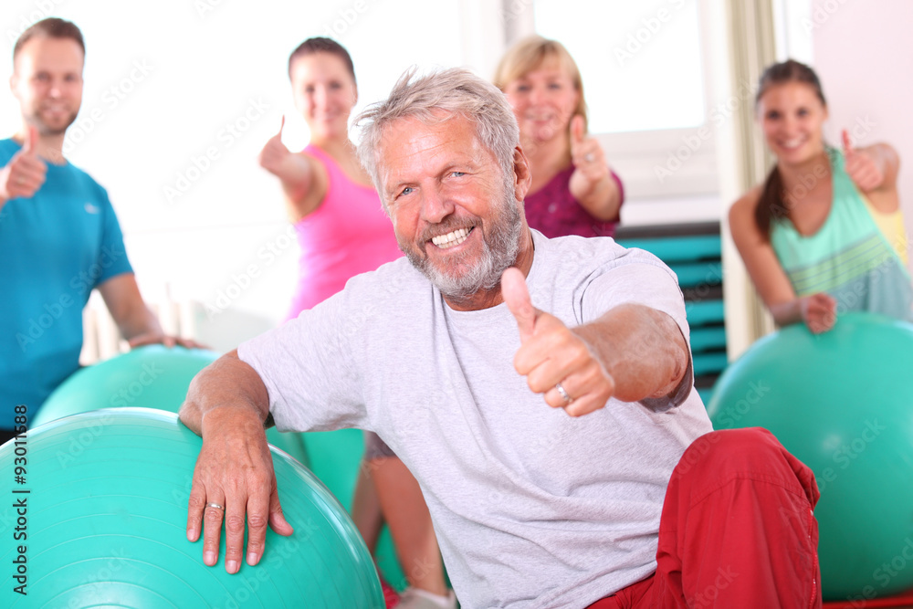 Obraz premium Senior in Gymnastikgruppe