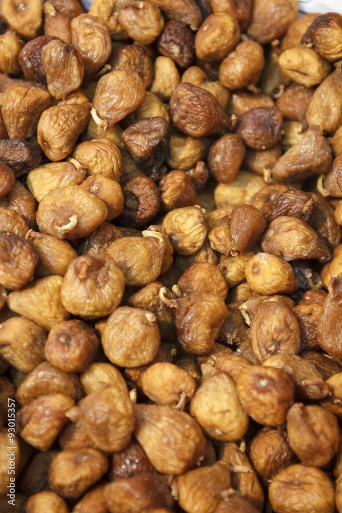 Venta de higos a granel. Puesto de frutos secos en el mercado. Venta de higos a granel. Puesto de frutos secos en el mercado.