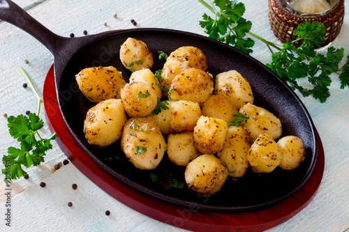 Potatoes on a cast iron pan, light derevyannytsy table