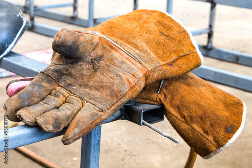 Leather gloves