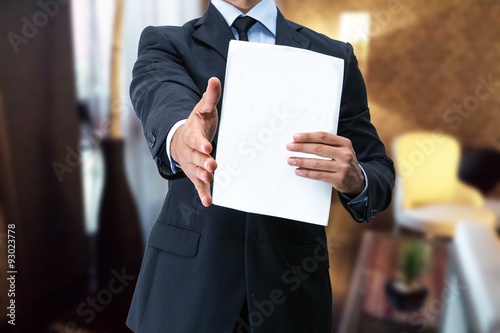 stretta di mano per assunzione di lavoro con contratto photo