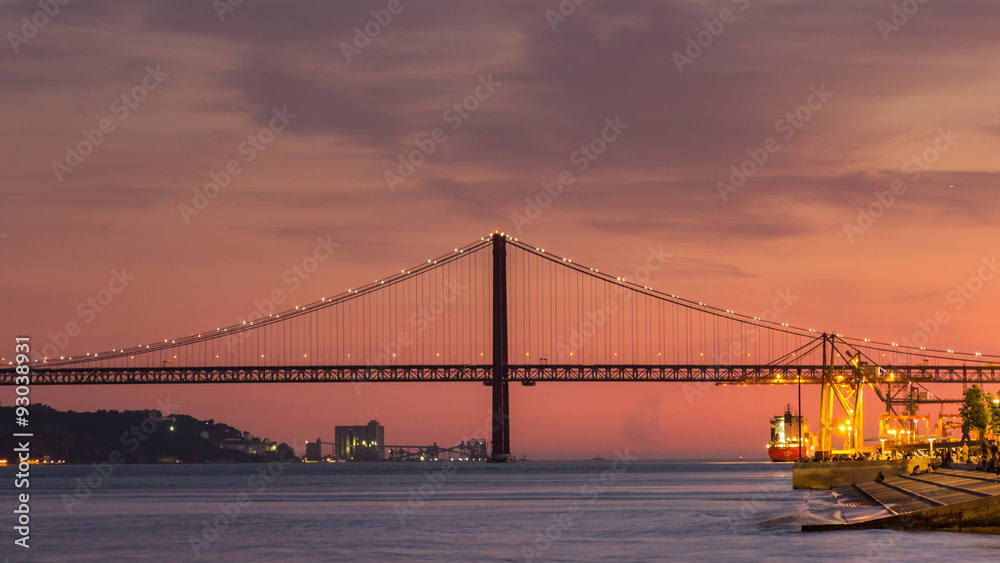 Fototapeta premium Sunset over 25 de Abril Bridge in Lisbon Portugal