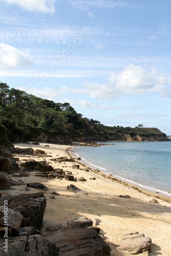 plage et rochers en baie de morlaix,bretagne © papinou