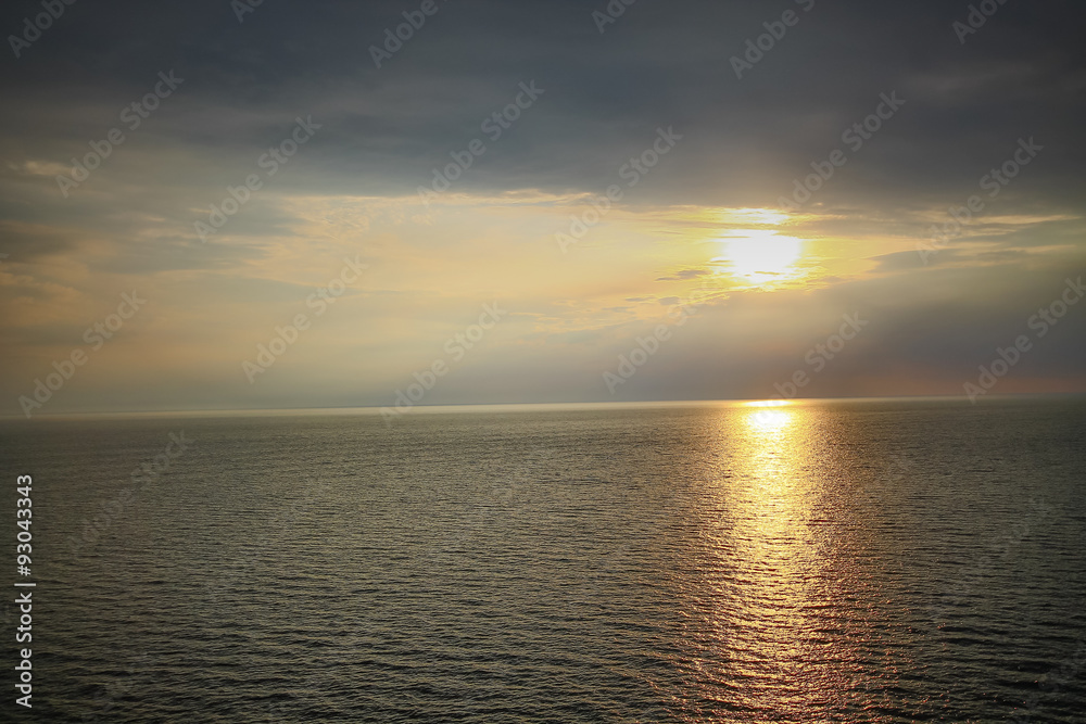 Sonnenuntergang auf hoher See quer