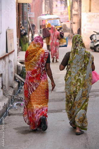 Rajasthan, femmes en sari à Bundi, Inde