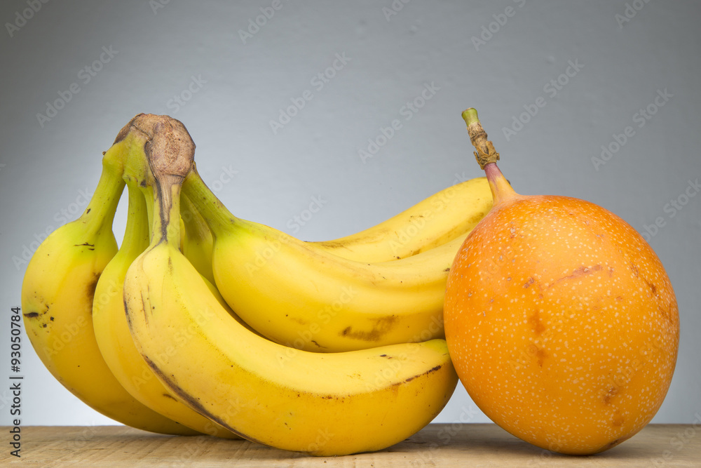 banano y granadilla deliciosas frutas tropicales