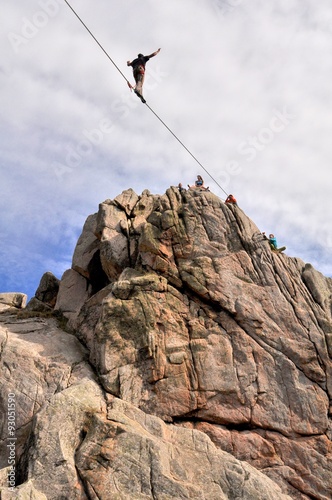 Cuadro en lienzo Un équilibriste marche sur un câble tendu entre deux rochers à Plougrescant en B