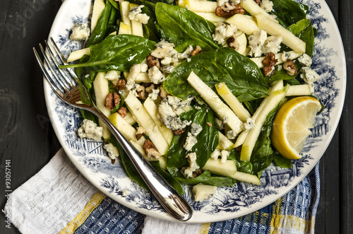 Salad from Jamie Oliver apples with spinach blue cheese and walnuts   