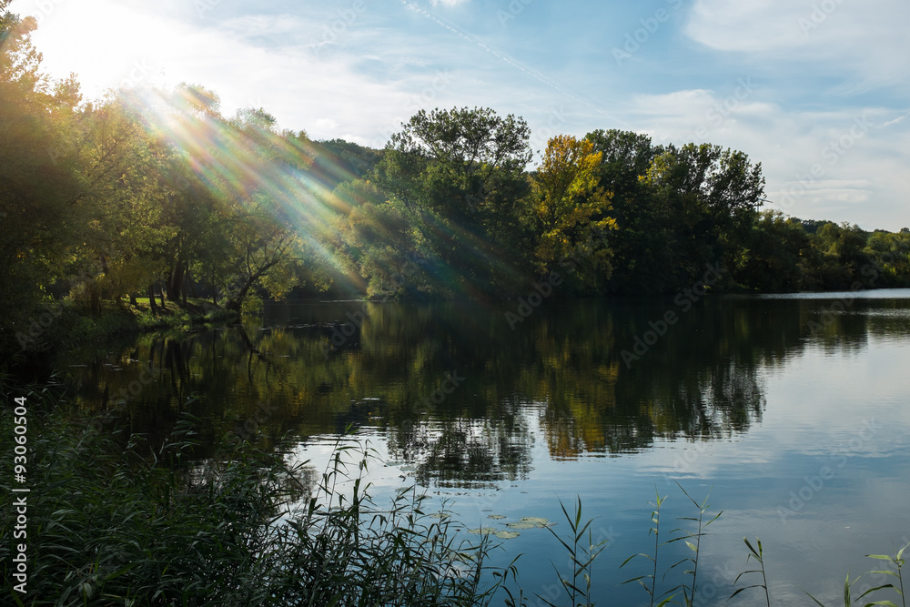 Herbststimmung am Mainufer in Unterfranken mit Sonne Herbststimmung am Mainufer in Unterfranken mit Sonne