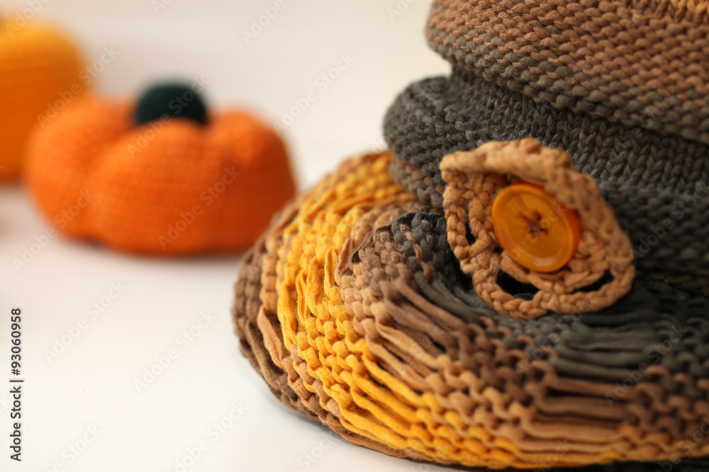Modischer orange brauner Strickhut mit Knopf, Detailansicht Makro