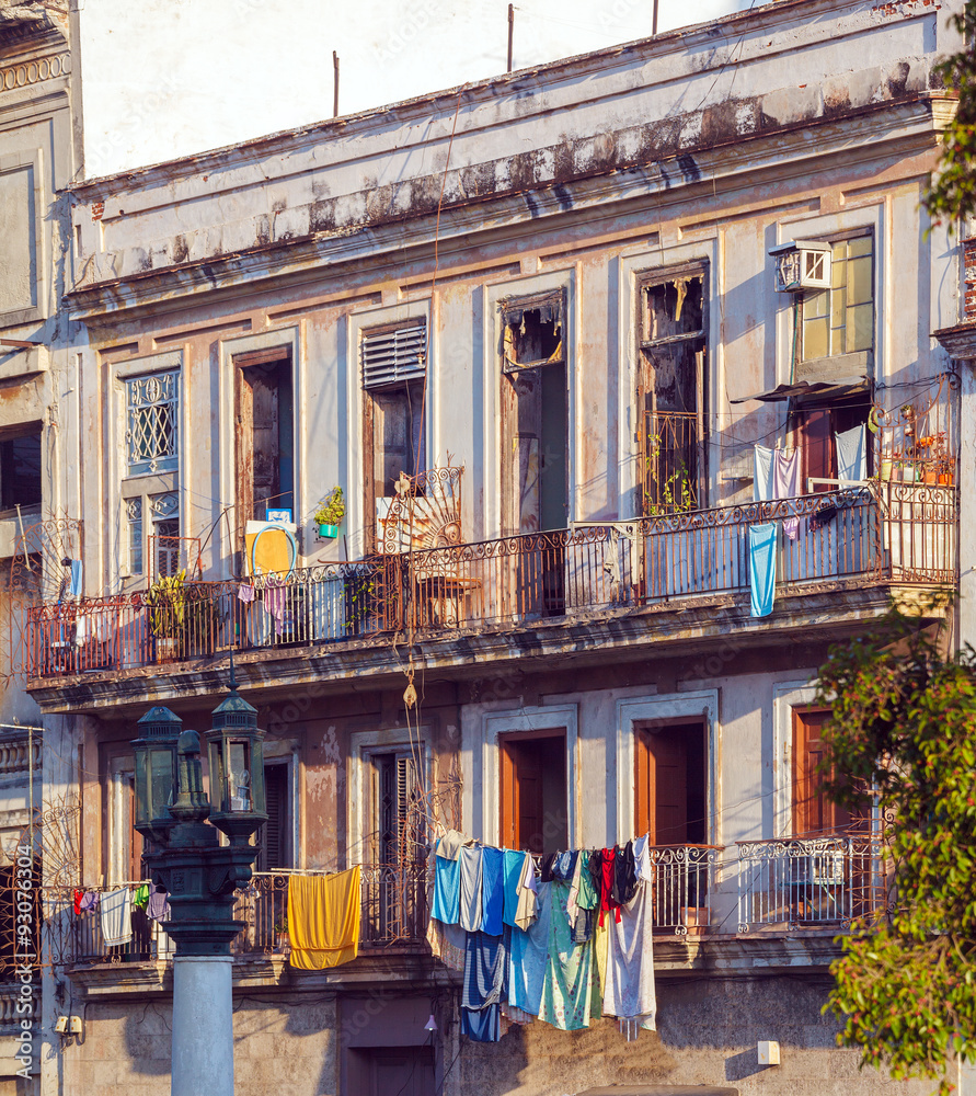 Fototapeta premium Fresh laundry on the balcony of old home, Havana
