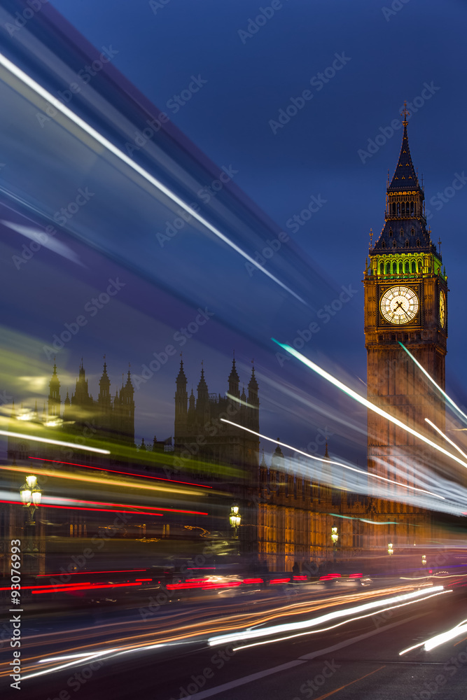 Nachtverkehr fliegt vorbei am Big Ben in London