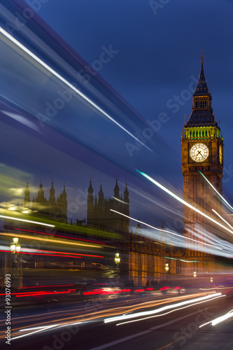 Nachtverkehr fliegt vorbei am Big Ben in London