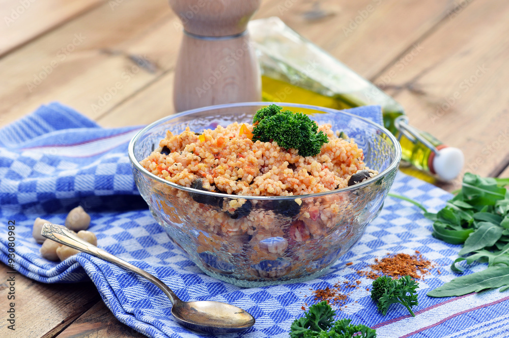 Couscous-Salat / Taboulé, in Glasschale mit Kräutern auf Küchentuch ...