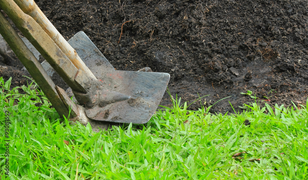 Obraz premium spade tools in the garden on nature background