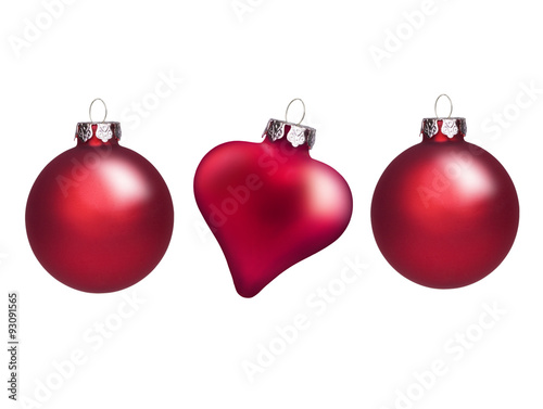 Rote Weihnachtskugeln mit Herzform