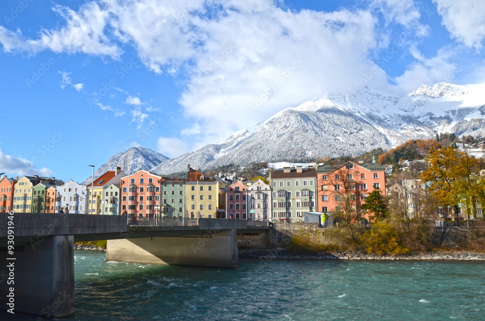 Innsbruck: case colorate sulla riva del fiume inn 