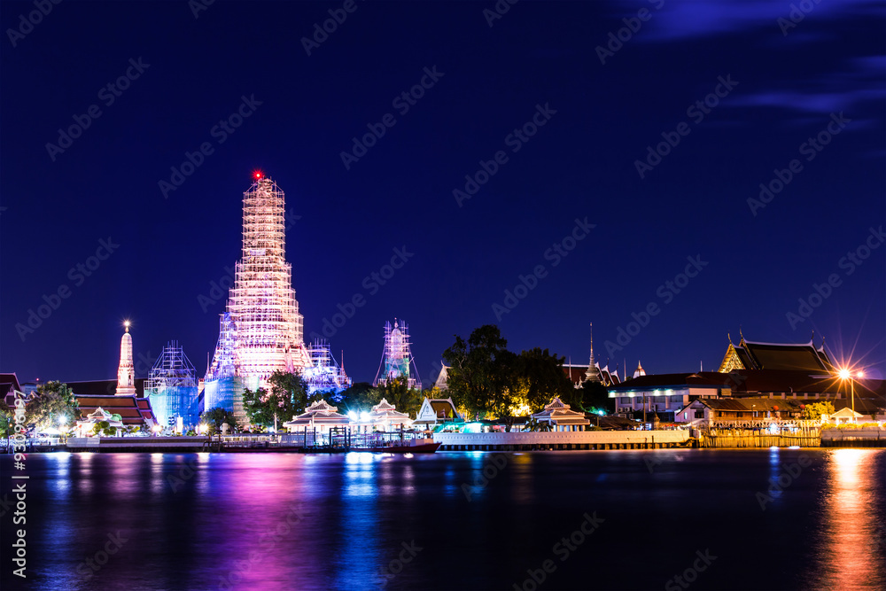 BANGKOK, THAILAND - SEPTEMBER 7 : Phra Prang Wat Arun major reno BANGKOK, THAILAND - SEPTEMBER 7 : Phra Prang Wat Arun major reno