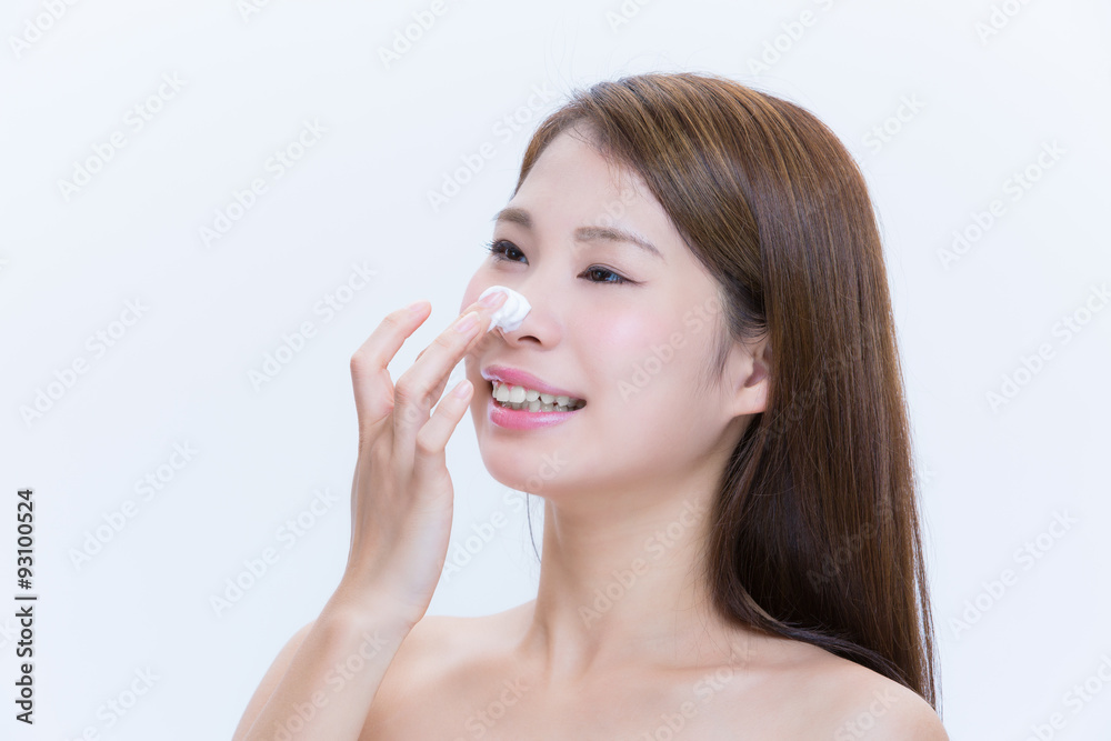 鼻に泡を付ける女性