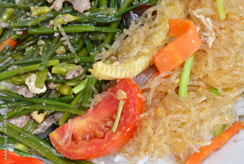stir-fried glass noodle with tomato baby corn and carrot
