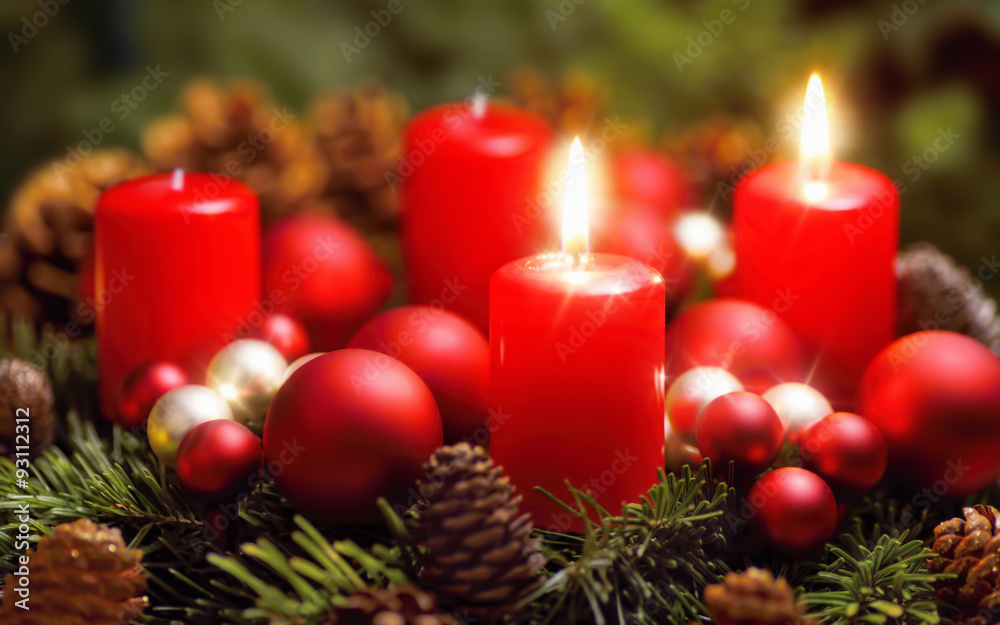 Adventkranz mit zwei Flammen Adventkranz mit zwei Flammen