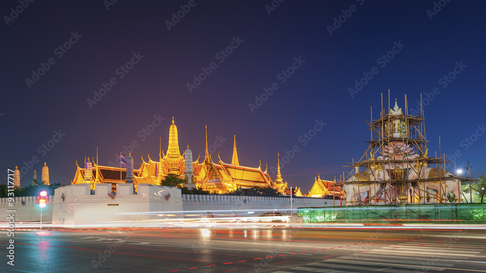 Fototapeta premium Grand palace at twilight in Bangkok, Thailand