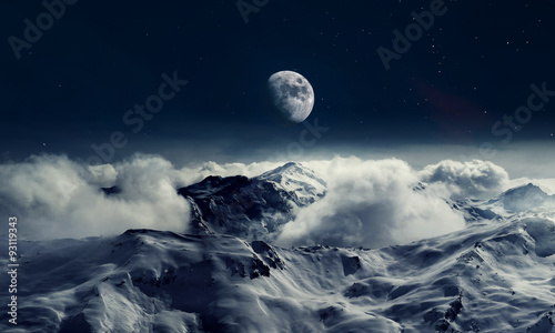 Berggipfel in schnee bei nacht photo