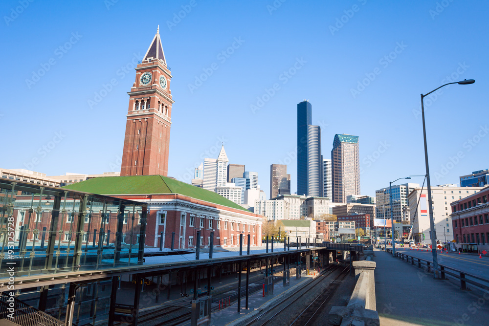Naklejka premium Seattle King Street Station during summer