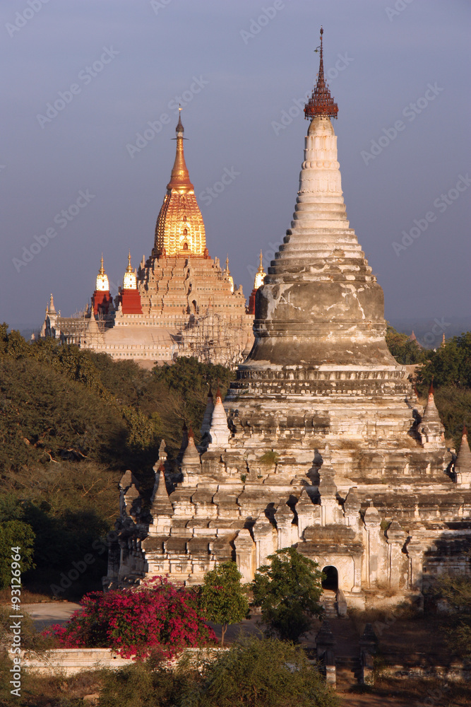 Birmanie, les pagodes de Bagan au coucher du soleil