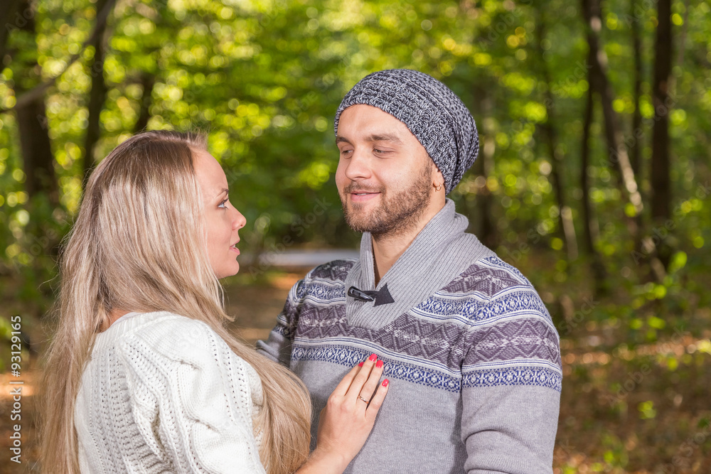 Fototapeta premium Young couple in autumn park
