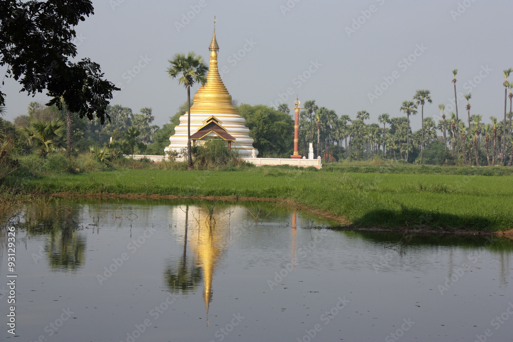 Birmanie, pagode dorée et rizières à Mandalay