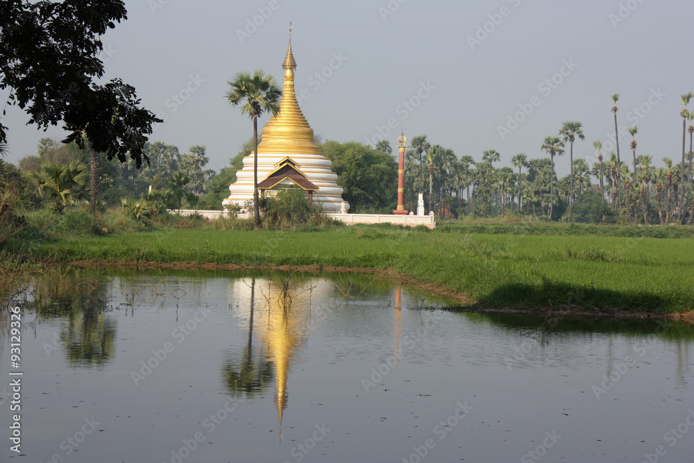 Birmanie, pagode dorée et rizières à Mandalay Birmanie, pagode dorée et rizières à Mandalay