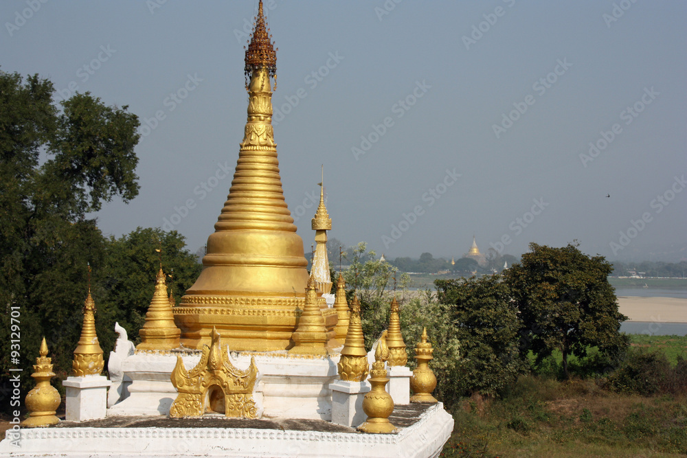 Naklejka premium Birmanie, pagode dorée sur les bords de l'Irrawaddy à Sagaing
