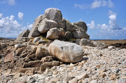 Gros rochers et galets sur la côte bretonne