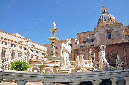 Die Fontana Pretoria ist ein Brunnen in Palermo. photo