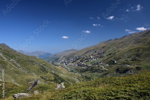 Paysage de montagne en été, ciel bleu avec quelques nuages. Les Ménuires en Savoie.