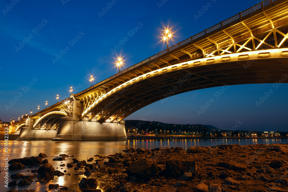 Fototapeta premium Margaret bridge at dusk in Budapest