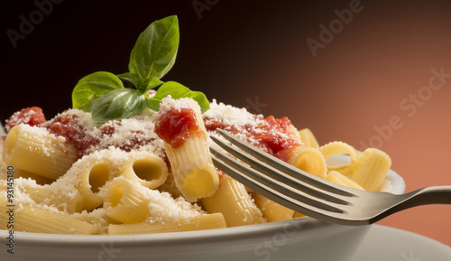 Картината върху платно dish with macaroni and tomato sauce
