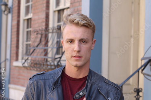 Φωτογραφία close portrait of handsome adult blonde man, with blured urban classic backgroun